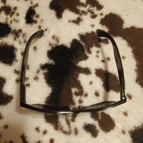 2 Pair Sunglasses - Oversized and Wayfarer - Picture 3 of 6